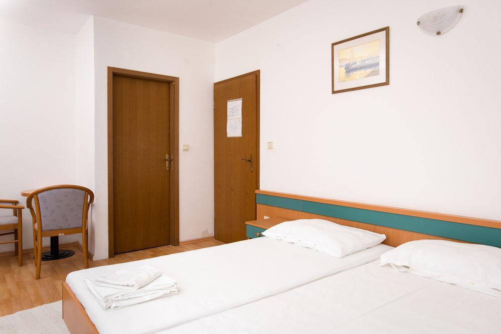 Downtown Private Rooms Mandic Supetar Extérieur photo
